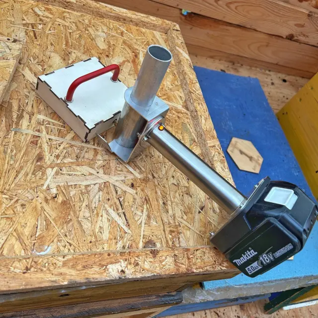 Jetzt Anfang Dezember stand für uns auch die Winterbehandlung gegen die Varroamilbe an 🪳 Wir haben uns dieses Mal (erstmalig) fürs Verdampfen entschieden 💨 Um die Beuten nicht anbohren zu müssen, haben wir über das Loch im Deckel bedampft, welches wir normalerweise für unsere Futtereimer verwenden 🪣 So ganz zufrieden sind wir noch nicht, deshalb muss nochmal die Konstruktionsabteilung ran 😉 Wie nutzt ihr euren Verdampfer? 🤔 #Imkerei #Bienen #Honig #Imker #Imkerleben #BeesOfInstagram #eckental #forchheim #erlangen #nuernberg #franken #hobby #landwirtschaft