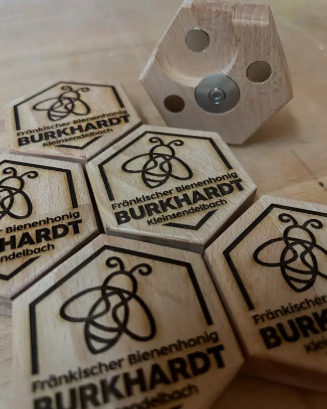 Wenn das eine Hobby auf das Andere trifft, dann läuft der Laser wieder ununterbrochen 🫣 Wenn im Frühling die Tage bei den Bienen wieder länger werden, darf man sich Abends gerne mal ein Kaltgetränk gönnen 🍺  Dafür benötigt man natürlich ein entsprechendes Werkzeug 🔧 Wusstet ihr, dass wir Franken die höchste Brauereidichte in Deutschland haben? 🏘️ #beer #flaschenöffner #woodworking #laser #Imkerei #Bienen #Honig #Imker #Imkerleben #BeesOfInstagram #eckental #forchheim #erlangen #nuernberg #kleinsendelbach #beekeeper #bees #beehoney #beekeeping #honeybee #honigbiene