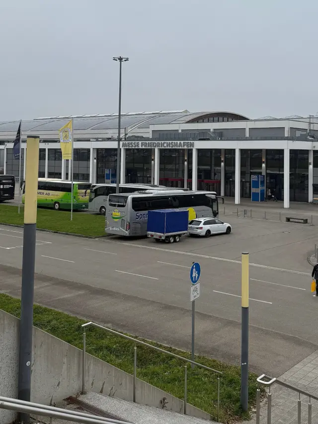 Das war die EuroBee 2025 in Friedrichshafen 🛩️ Ein echtes Erlebnis für alle Erwerbs- und Hobbyimker 🐝🍯 Danke für die netten Gespräche und die Informationen ℹ️ Schön das wir so viele von Euch auch persönlich kennen lernen durften ☺️ 

#imker #beekeepers #friedrichshafen #eurobee #community #treffen #meeting #messe #zeppelin #urlaub #ausflug #informationen #bienen #honig #kerzen #wachs #kleinsendelbach