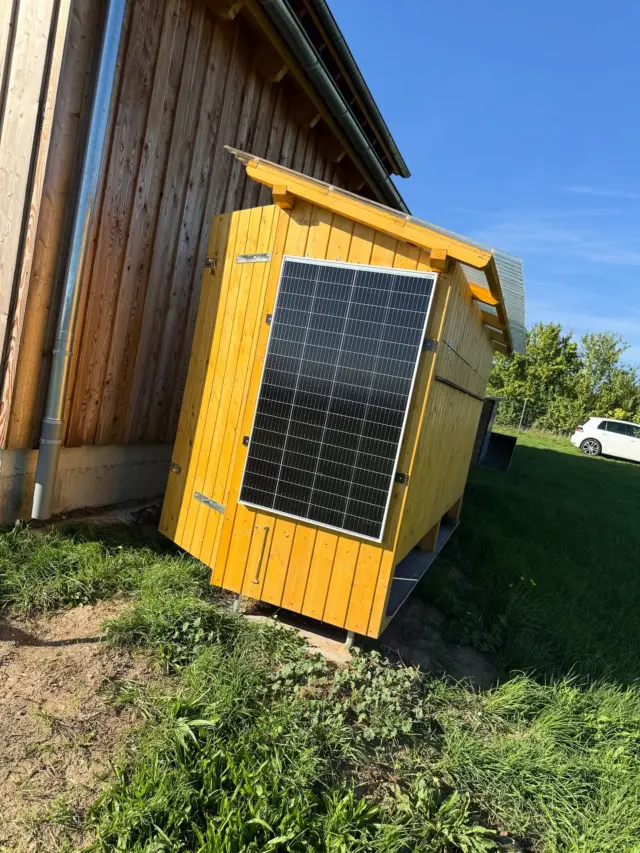 Und was macht ihr so am Feiertag? 😅 Heute ist mal Zeit für die Arbeiten, wozu in der Saison absolut keine Zeit ist 🫣 Die PV-Anlage läuft schon länger und läd zuverlässig den Akku für den Server, Router und die zukünftigen Waagen 💻 Licht für die nächtlichen Arbeiten steht natürlich auch zur Verfügung 💡 Spielereien die man eigentlich nicht braucht, glaub ich zumindest 🤣 Wie seht ihr das? 🤔 #imker #bienen #honig #bienenhaus #herbst #strom #waage #oberfranken #erlangen #nürnberg #forchheim