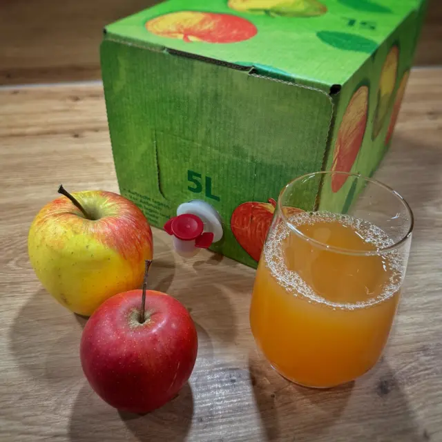 Auch das verdanken wir unseren fleißigen Bienen 🐝 Ab sofort gibt es auch einen frisch gepressten Apfelsaft im 5 Liter Karton 🧃 Garantiert aus den Äpfeln, die im direkten Umfeld unserer Völker wachsen und reifen durften 🍎 Echt fränkisch, echt lecker 👍🏼 #bienen #imker #apfelsaft #apfel #franken #fränkischeschweiz #wertvoll #regional #lecker