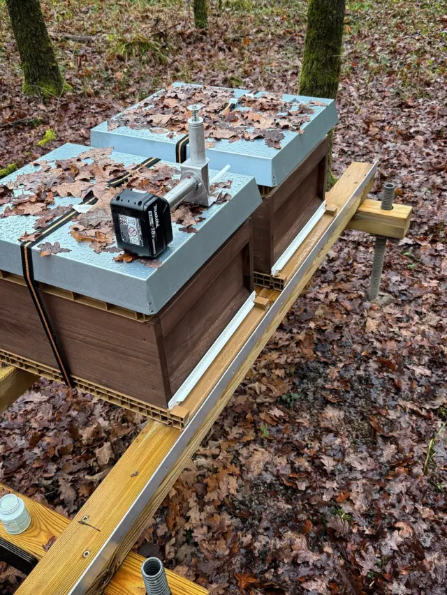 An diesem Wochenende stand auch bei uns die Winterbehandlung der Bienenvölker an. Diese sollte zwischen 24-29 Tage nach dem ersten Frost und noch vor der Wintersonnenwende erfolgen (Quelle: @bee_live_original) 🐝 So kann man ziemlich sicher sein, dass die Völker brutfrei sind und die verwendete Oxalsäure auch wirken kann 👨‍🔬 Wir nutzen in diesem Jahr wieder unseren Verdampfer von InstantVap. Nach einer kurzen Kontrolle mit der Wärmebildkamera ging es dann mit der richtigen Schutzausrüstung direkt ans Werk 😶‍🌫️💨 Habt ihr schon behandelt? Schreibts mal in die Kommentare ☺️ #imker #bienen #winter #kleinsendelbach #eckental #forchheim #instantvap #oxalsäurebehandlung