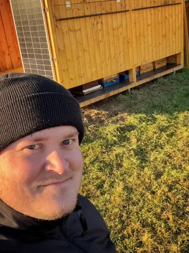 Kaum zeigen sich die ersten Sonnenstrahlen, juckt es den Imker in den Fingern ☀️👋🏻🤭 Nach der Schneeschmelze mal kurz die Windel kontrolliert und den Totenfall weggeräumt 🐝💀❄️ Wir können es kaum erwarten 🥳😍 #imker #imkerleben #biene #kleinsendelbach #frühling