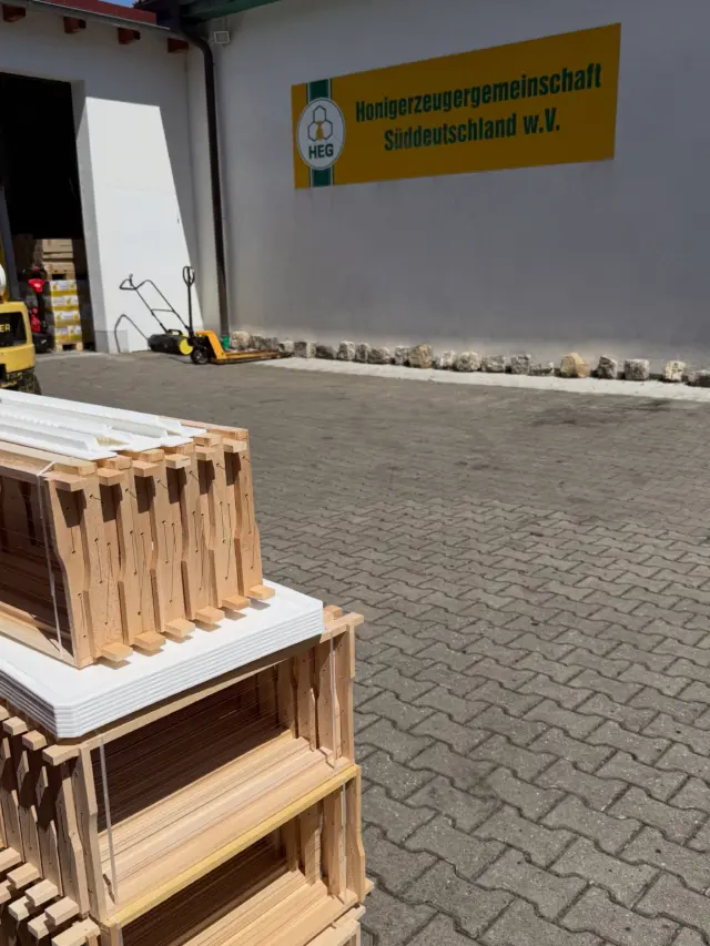 Betriebsausflug nach Eltmann 🐝 Gelegentlich trifft man uns bei der @heg.eltmann für kleinere, oder auch größere Einkäufe 😃✌🏻 Wir sind gerade in der Vorbereitung für die Sommer und Herbstarbeiten und haben uns mit neuem Material eingedeckt 🔨 Ratet doch mal was am Ende alles im Bus lag 🤭 #imker #shopping #honig #eltmann
